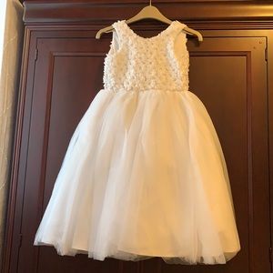 White lace dress with floral top detailing. Girls Size 5. 10/10 condition